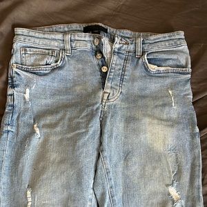 Skinny jeans with holes